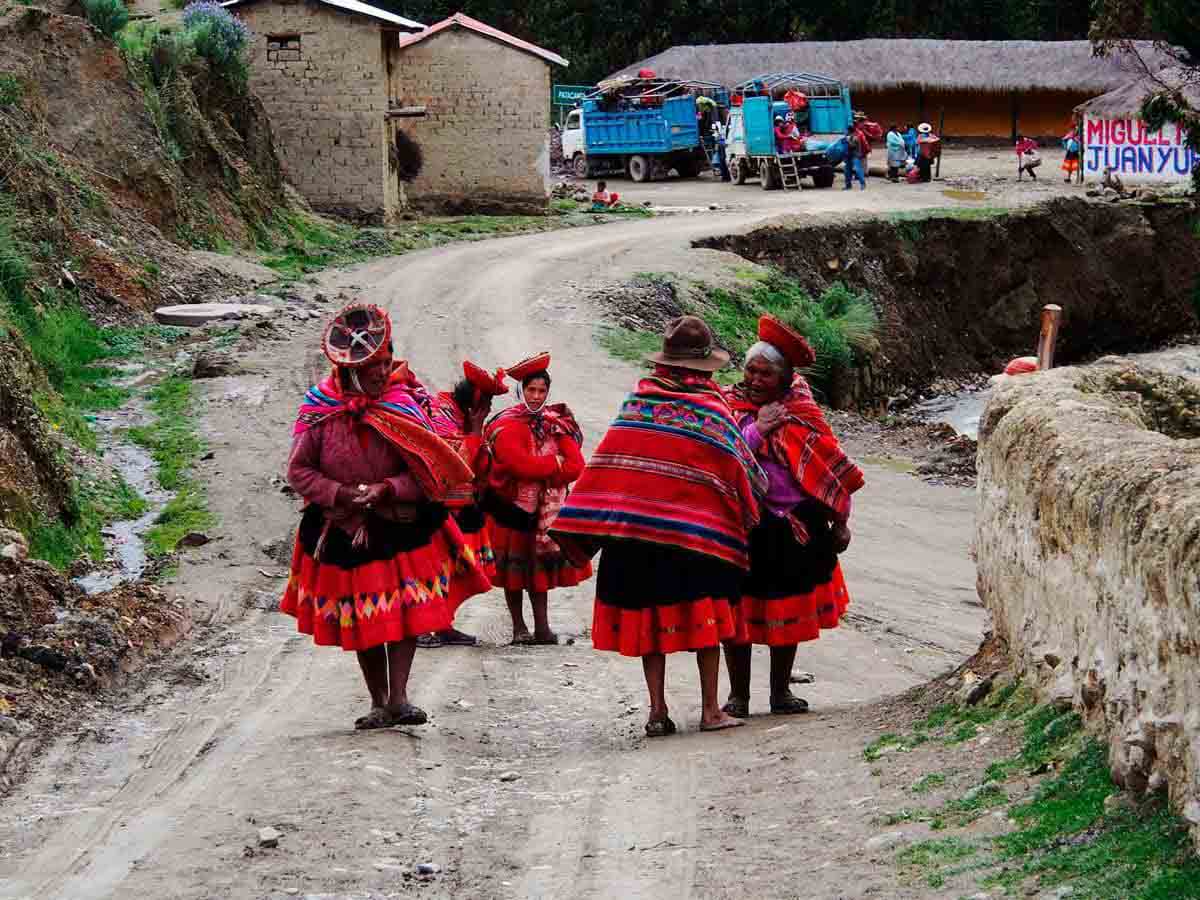 What do people wear in Peru?